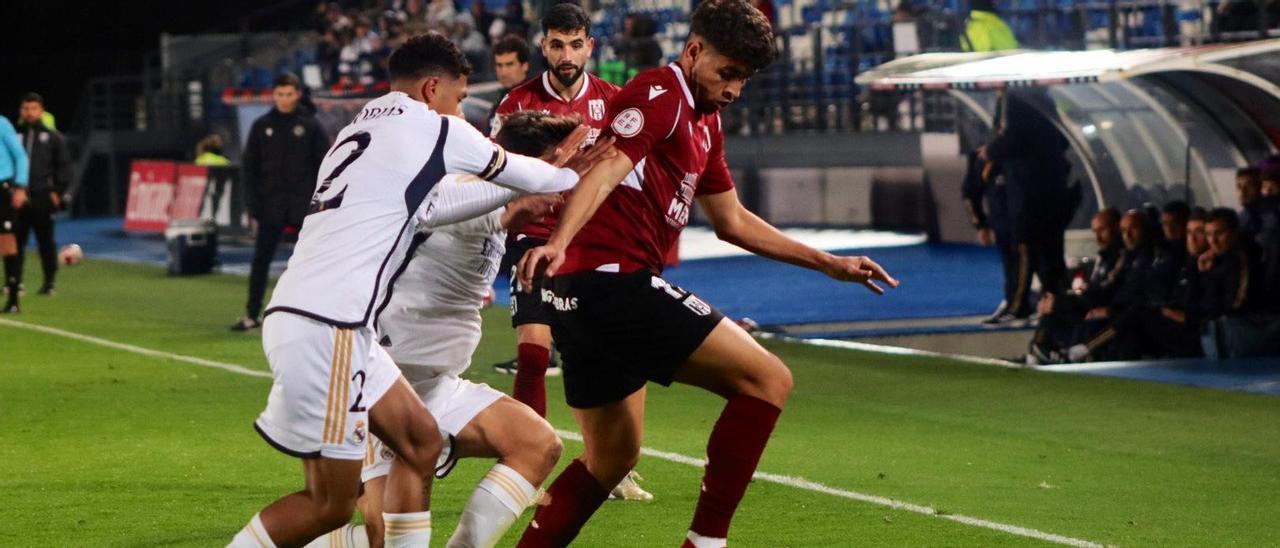 Jugadores de Real Madrid Castilla y Mérida pugnan por el balón durante el partido jugado en el estadio Alfredo Di Stéfano.