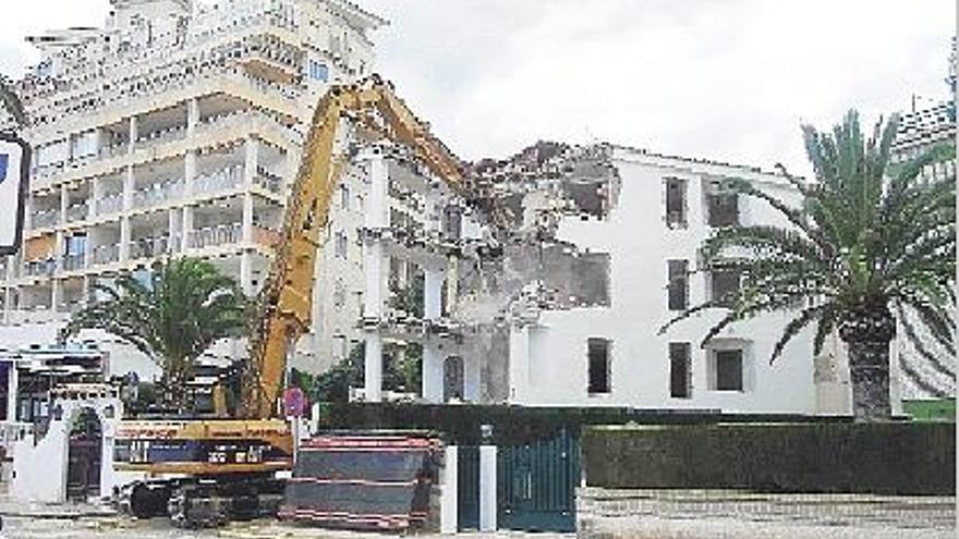 La máquina trabaja en la demolición del Portomar frente a la playa de la Concha.