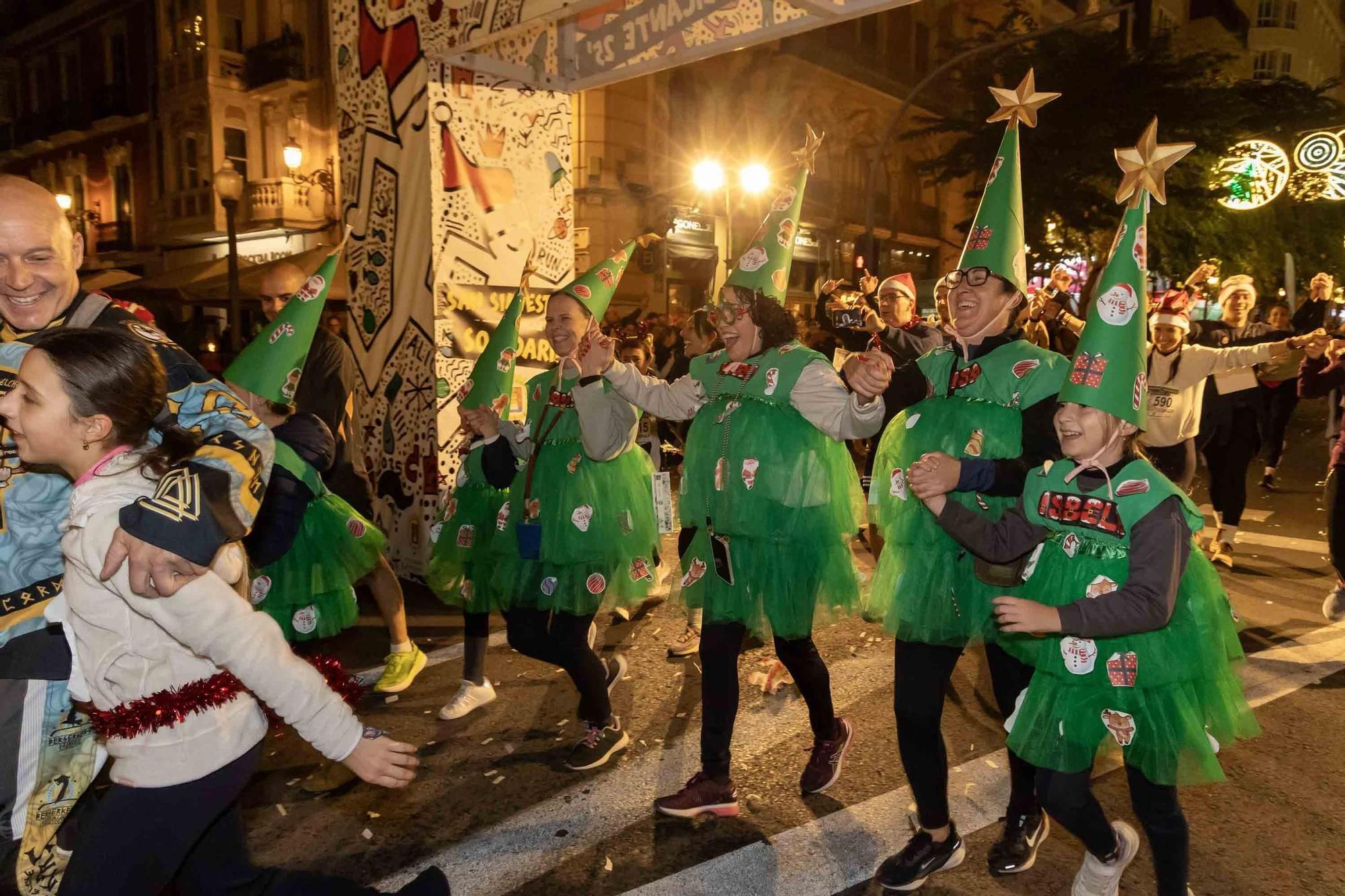 La San Silvestre de Alicante llena de colorido la ciudad