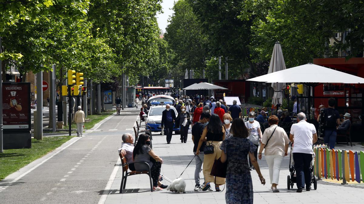 Un grupo de personas pasen por Zaragoza.