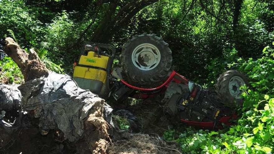 Un tractor volcado tras un accidente. // FdV