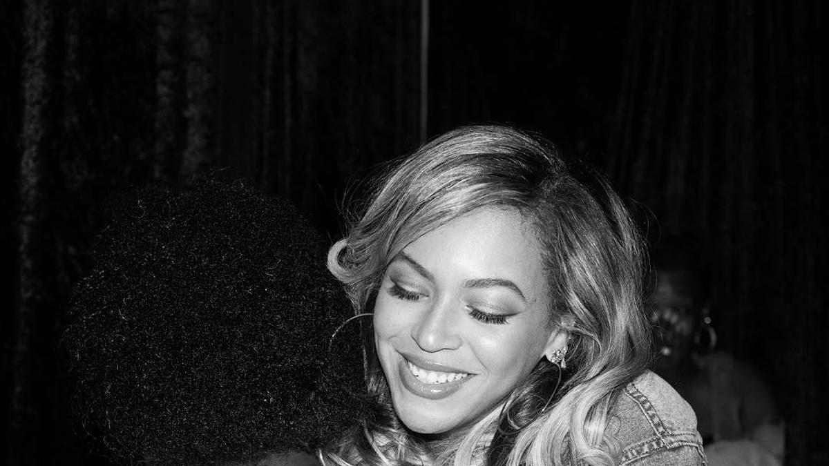 Beyoncé con una de las víctimas del huracán