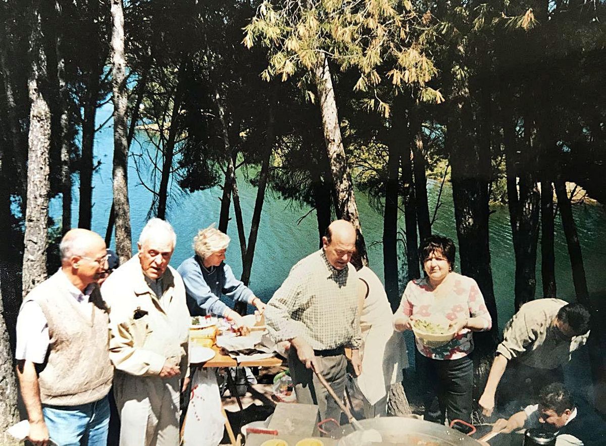 Una de las clásicas salidas al campo del equipo de voluntarios, para una paella.