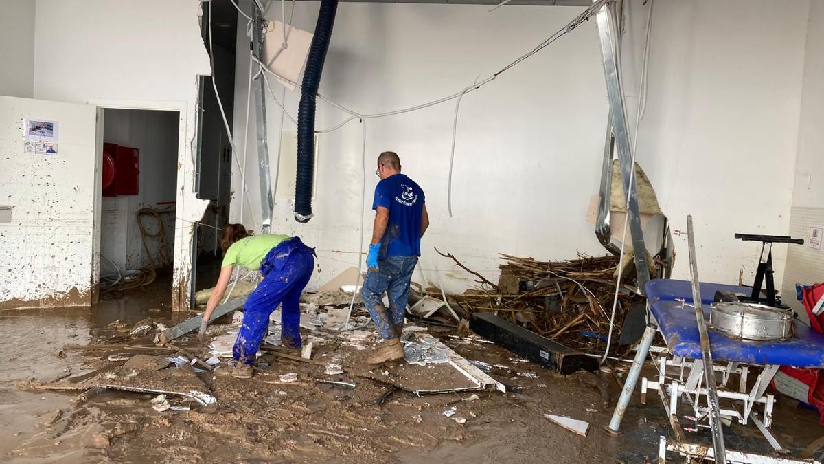 Trabajos de limpieza en el centro ocupacional de l'Alcúdia.