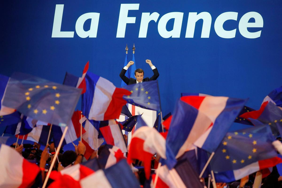 Emmanuel Macron, head of the political movement En Marche !, or Onwards !, and candidate for the 2017 French presidential election, celebrates after partial results in the first round of 2017 French presidential election, at the Parc des Expositions hall in Paris, France April 23, 2017.   REUTERS/Philippe Wojazer