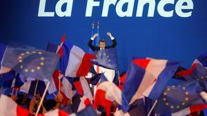 Emmanuel Macron, head of the political movement En Marche !, or Onwards !, and candidate for the 2017 French presidential election, celebrates after partial results in the first round of 2017 French presidential election, at the Parc des Expositions hall in Paris, France April 23, 2017.   REUTERS/Philippe Wojazer