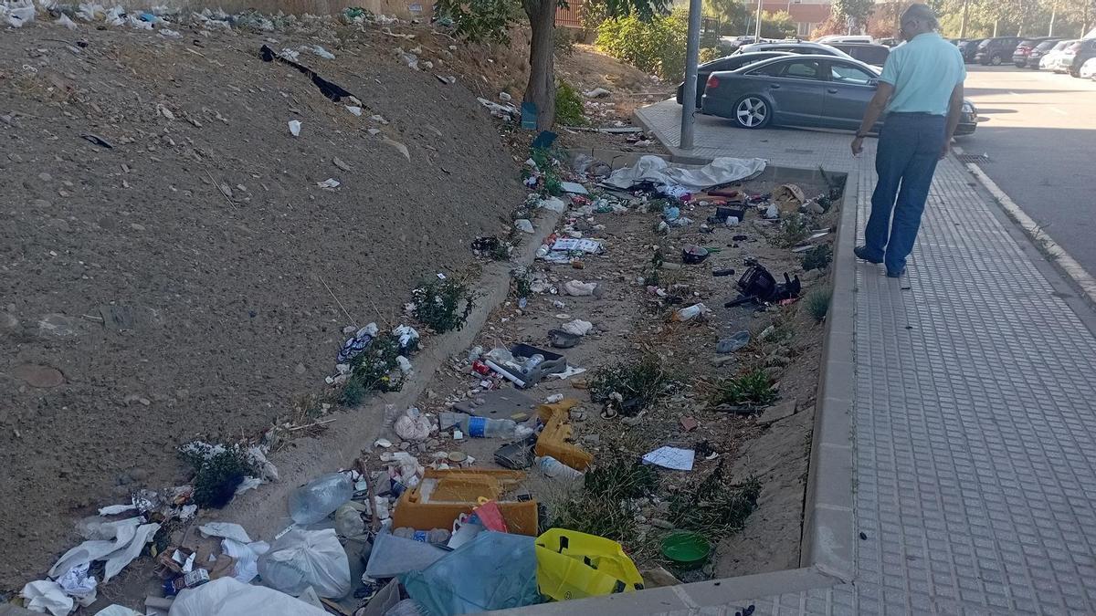 Un tramo de calle Albacete exhibe basura lanzada de algunos bloques de Monte Pavero.