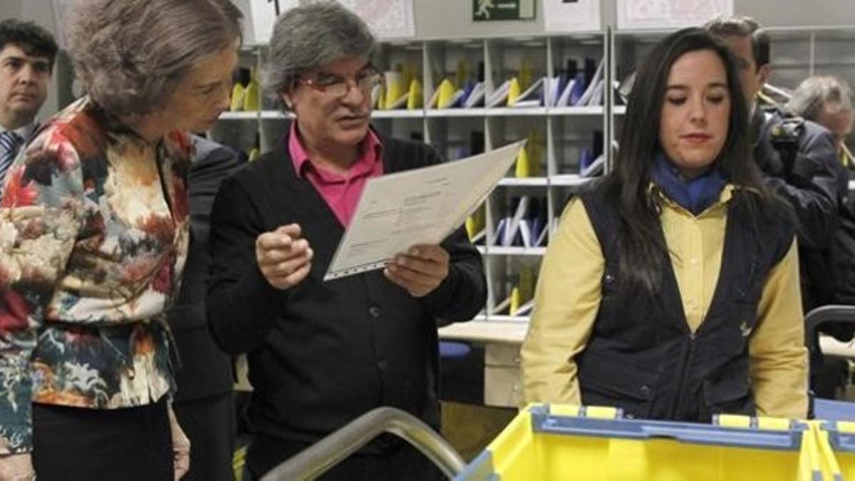 La reina emérita Sofía en las instalaciones del Grupo Correos en la calle Chile de Madrid.