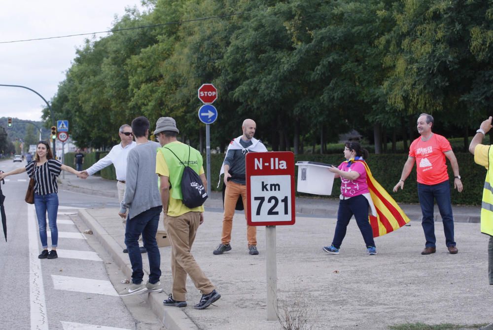 Milers de persones en la cadena humana de Sant Julià de Ramis a Aiguaviva per commemorar l'1-O