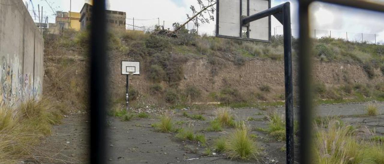 El Registro bloquea la nueva cancha deportiva de Almatriche Alto