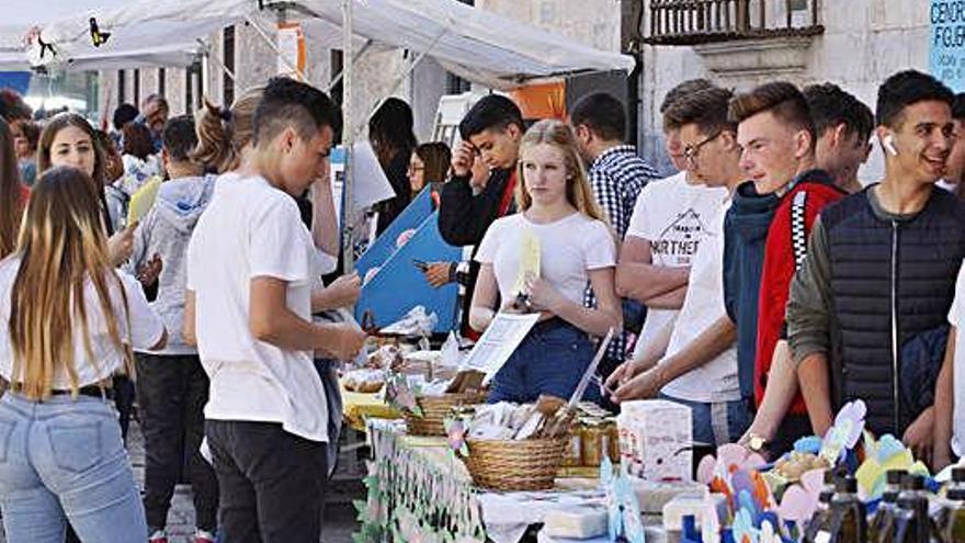 Mercat de cooperatives d&#039;instituts al centre de Girona