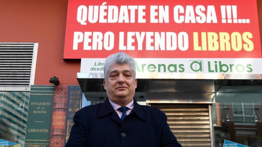 Manuel Arenas, frente a su librería del Cantón Pequeño, ayer.