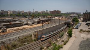 La estación en obras, a la izquierda, y un tren de Rodalies sorteando la terminal, este lunes