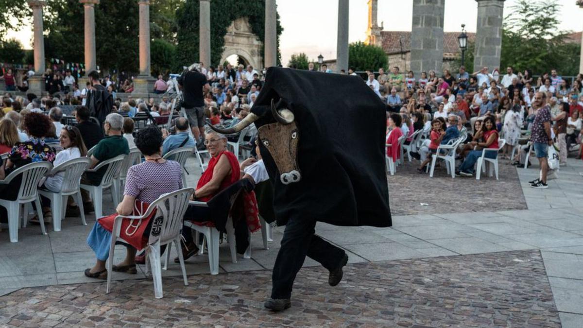 La mascarada de la Vaca Bayona irrumpe en la plaza de la Catedral