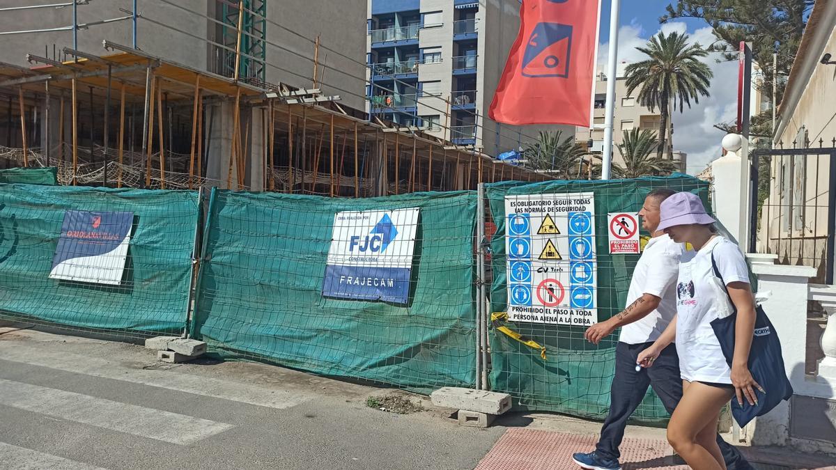 Imagen del vallado de la calle peatonal por la obra del edificio en primera línea en Torrevieja