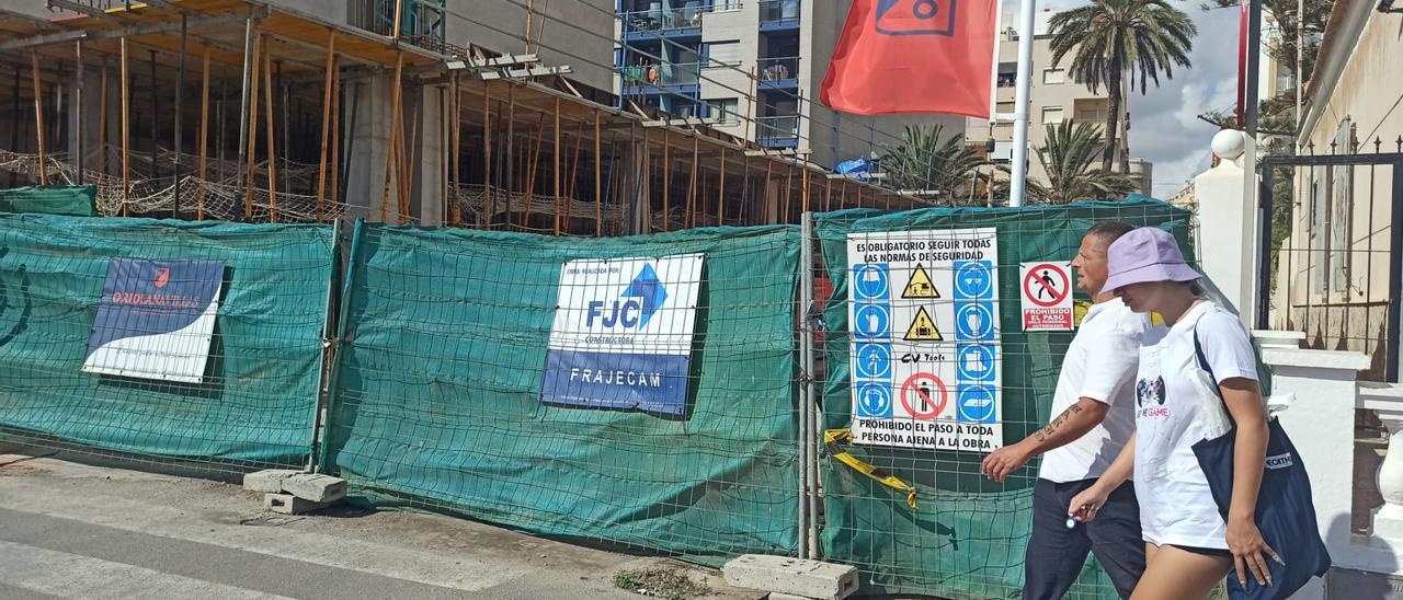 Una obra corta desde marzo el tramo de la calle Islandia de Torrevieja que da acceso a la playa de Los Locos