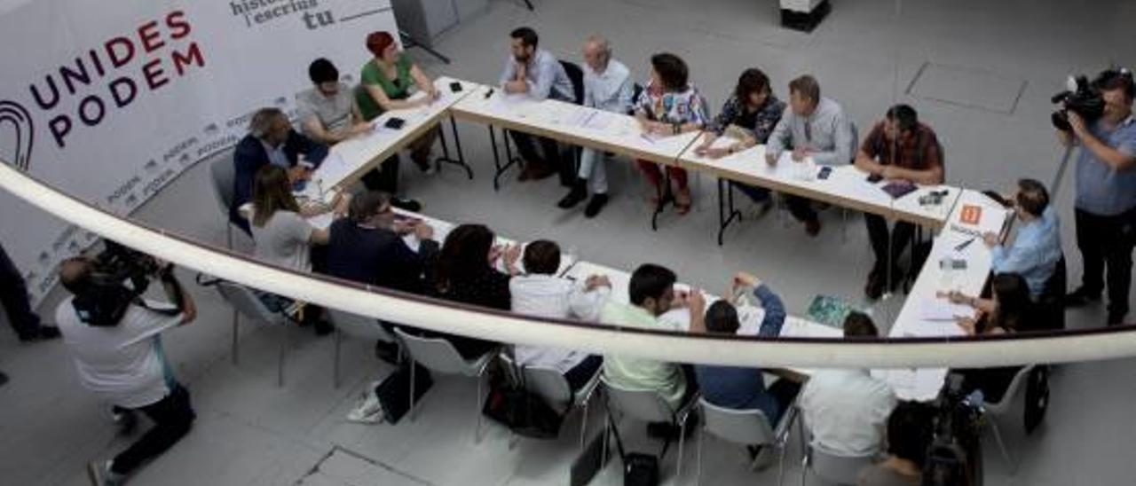 Los equipos negociadores de PSPV, Compromís y Unides Podem en la sede de los morados.