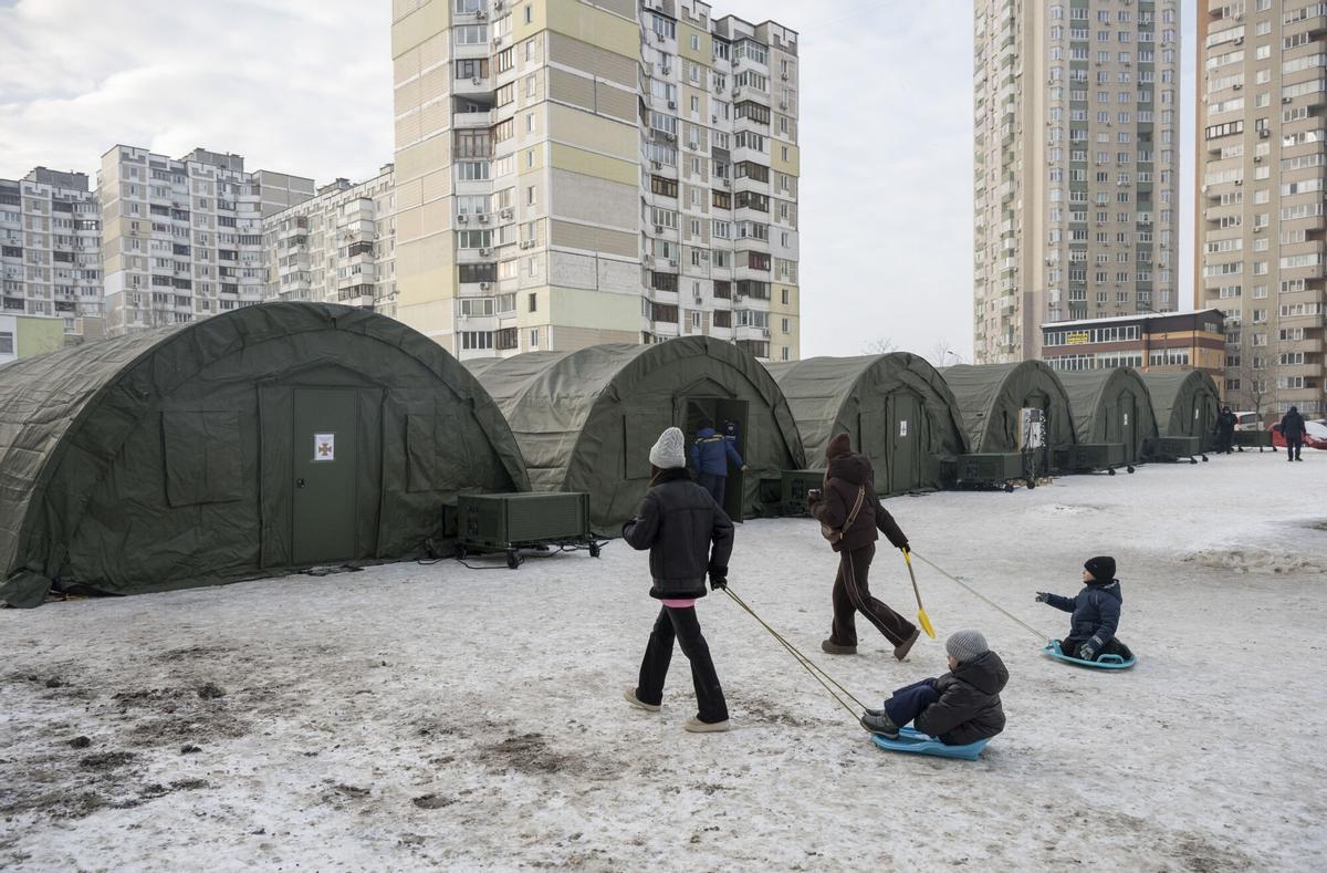 Carpas para atender a los ciudadanos sin electricidad en una plaza de Kiev.