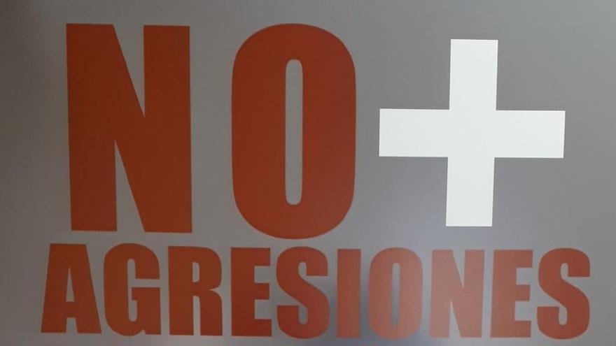 El cartel de un malagueño, contra las agresiones a los sanitarios andaluces