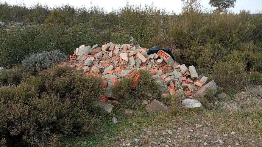 Una escombrera ilegal en plena Sierra de la Culebra