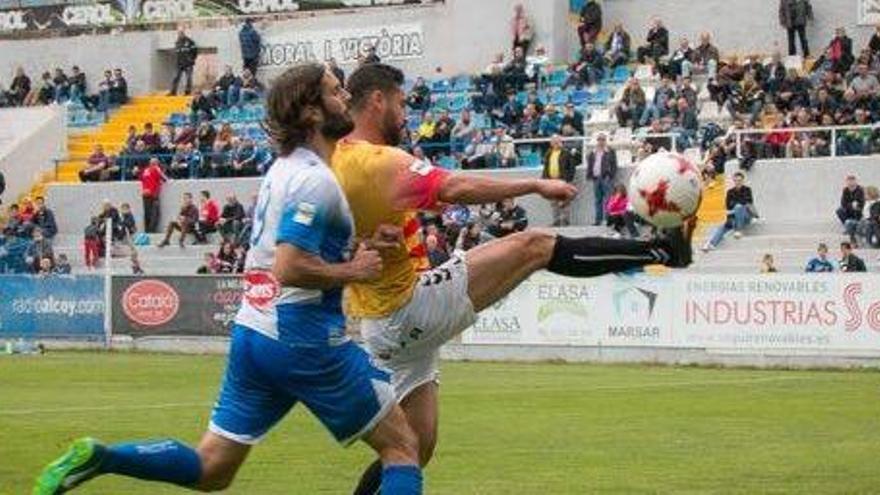 Una acción del encuentro que se disputó ayer en el estadio de El Collao.