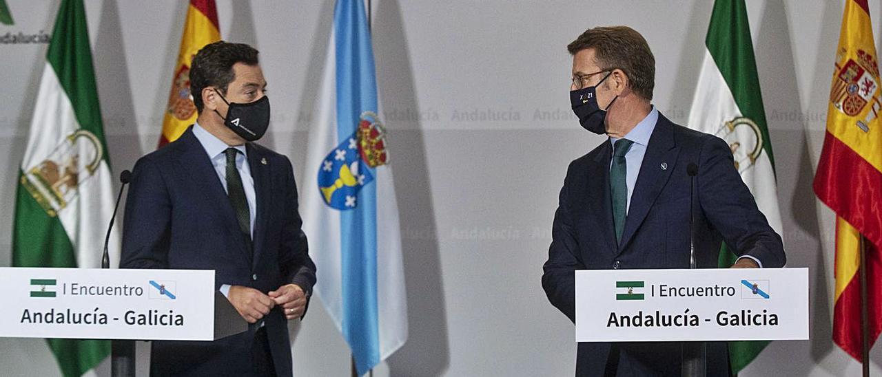 Los presidentes autonómicos de Andalucía y Galicia, Moreno Bonilla y Núñez Feijóo, ayer en Sevilla.  | MARÍA JOSÉ LÓPEZ/EP