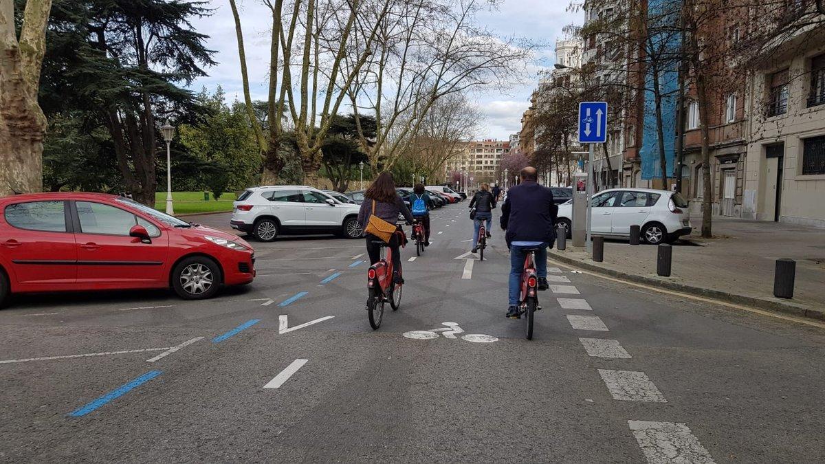 Usuarios del servicio Bilbaobizi por una calle pacificada con doble sentido para las bicicletas.