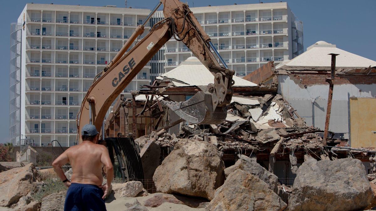 Empieza la demolición de las galerías comerciales situadas frente al Doblemar.