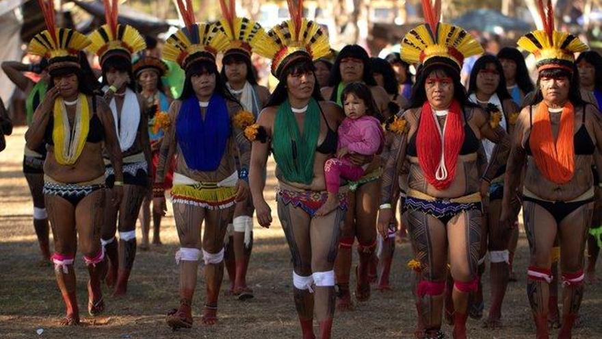 Miles de mujeres indígenas en Brasil protestan contra las políticas de Bolsonaro