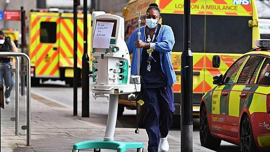 Una sanitària del  Royal London Hospital de Londres