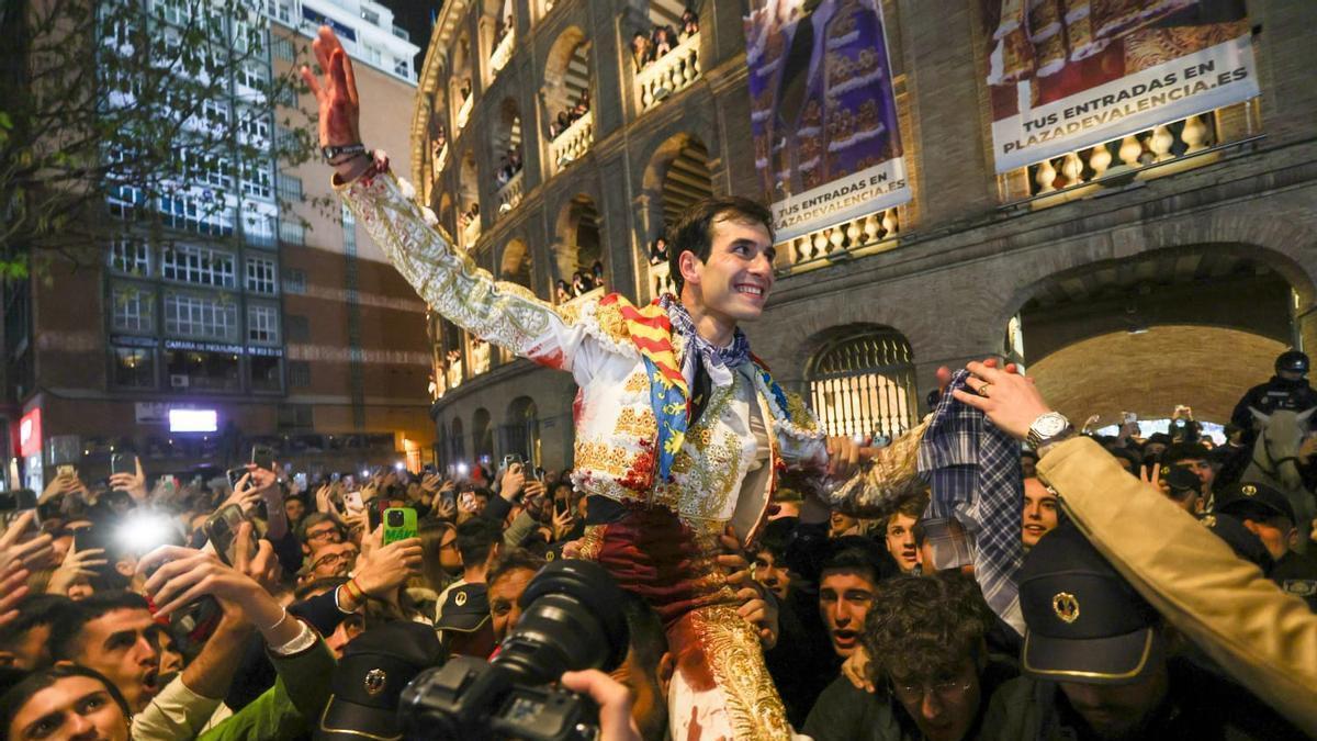 La puerta grande de Samuel Navalón en la Feria de Fallas