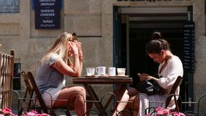 Dos mujeres en una terraza de Santiago de Compostela.