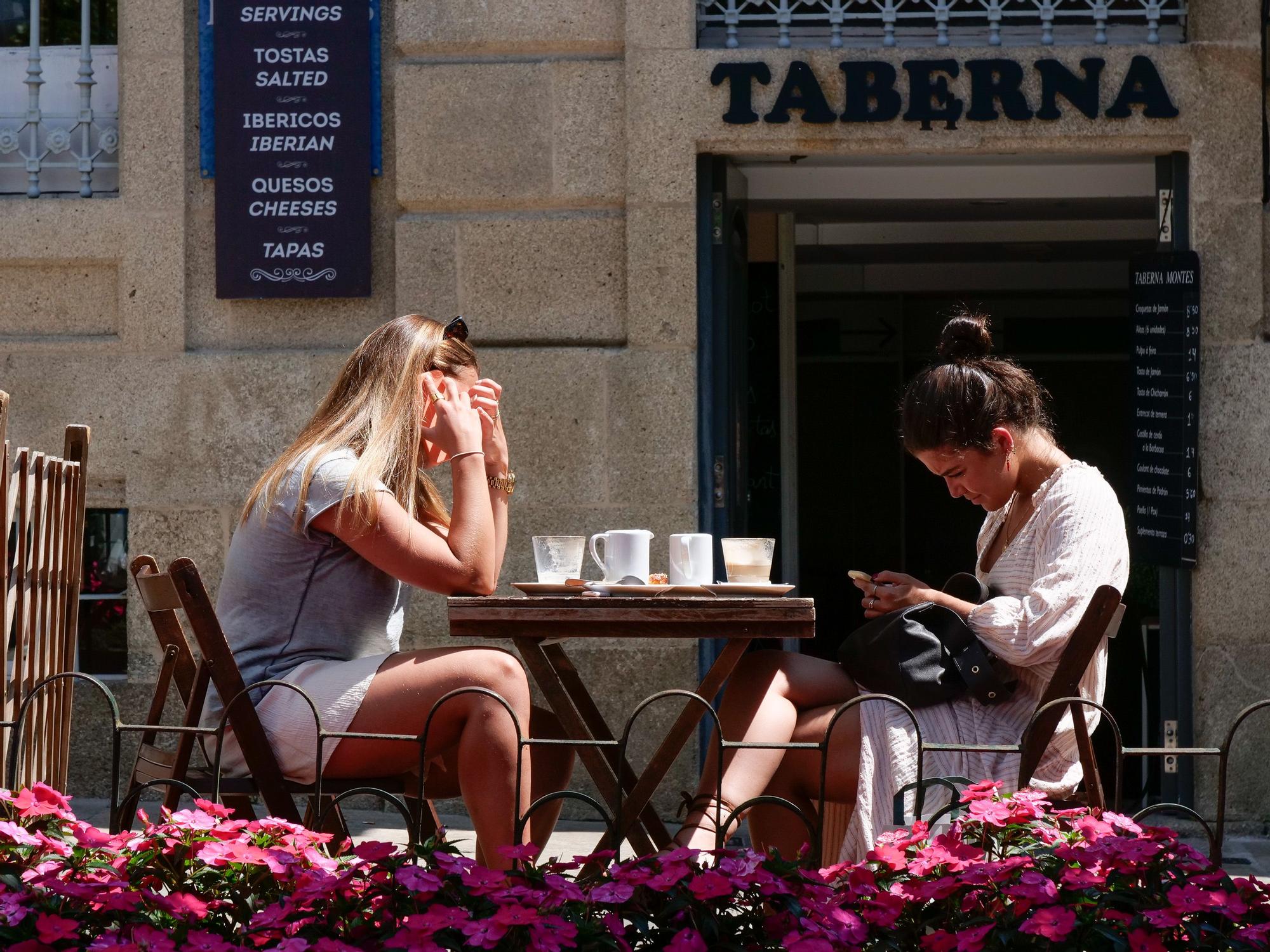 Dos mujeres en una terraza de Santiago de Compostela