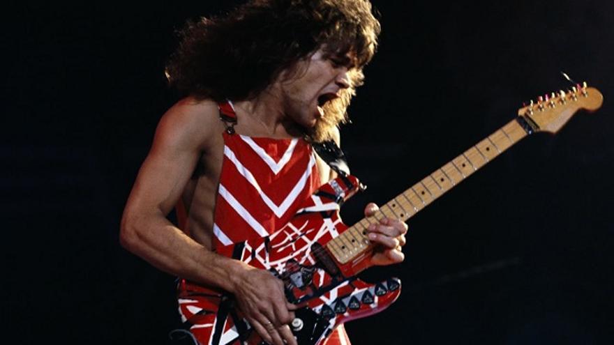 O recentemente falecido Eddie Van Halen, membro fundador da banda de hard rock que leva o seu apelido.