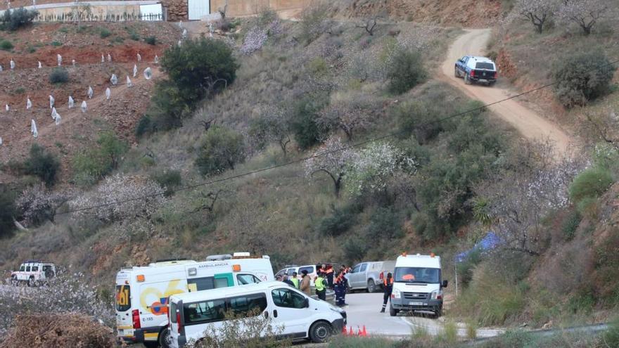 Un experto analiza el terreno para ver la idoneidad del georradar.