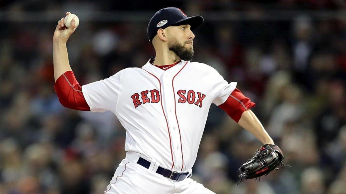 Matt Barnes en lanzamiento para los Red Sox.