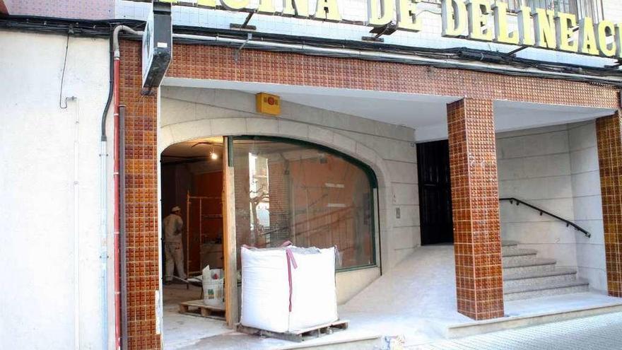 Imagen de la nueva oficina en obras (arriba) y entrada de la sede vieja (abajo). // Bernabé/Ana Agra