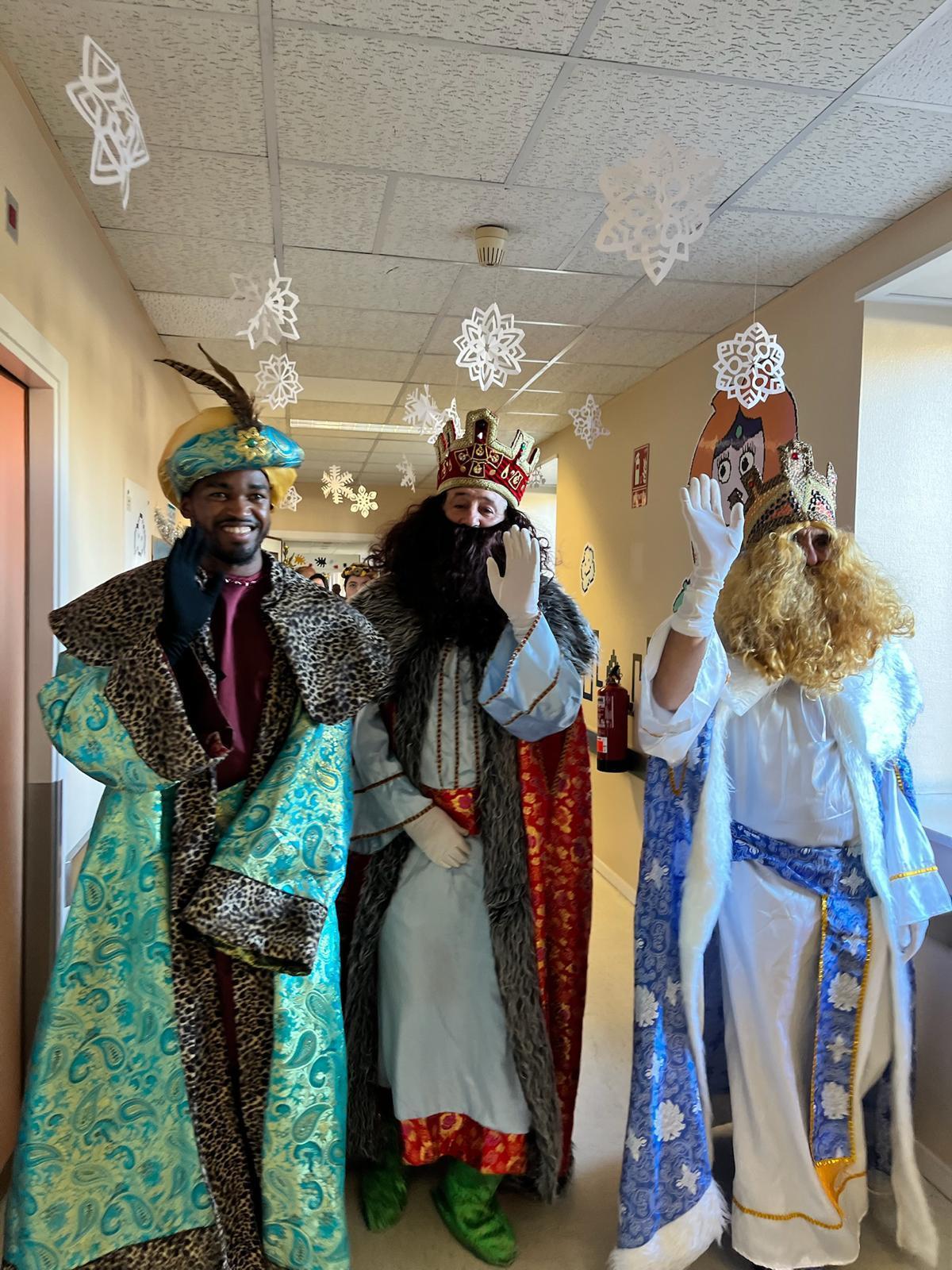 Los Reyes Mayos, este lunes, en los pasillos del Hospital Materno Infantil Teresa Herrera (Chuac).