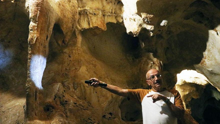 Manuel Laza, uno de los propietarios de la Cueva del Tesoro, muestra una formación rocosa con pinturas prehistóricas.