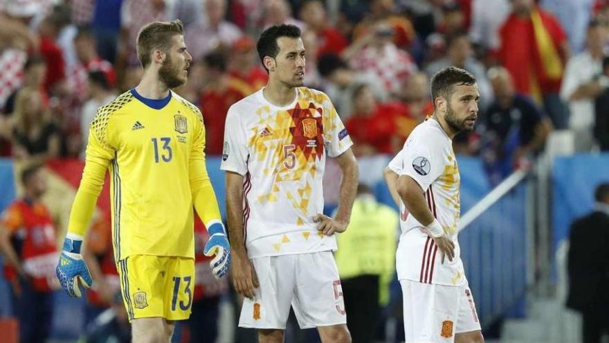 De Gea, Busquets y Jordi Alba, tras encajar el segundo gol ante Croacia. // Kai Försterling