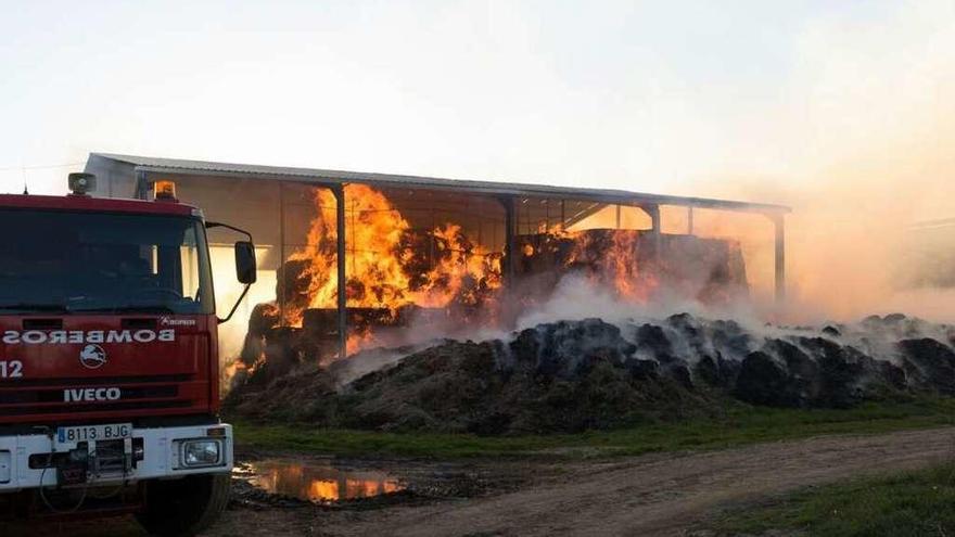 Arden pacas de paja en una nave de Fuentes