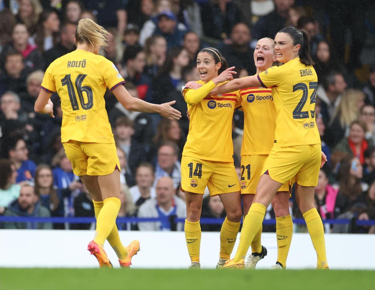 Las jugadoras del Barça celebrando el gol de Aitana ante el Chelsea