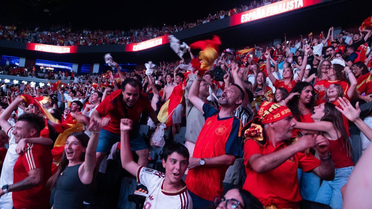Pantallas en el Roig Arena por el partido de semifinal del mundial de fútbol