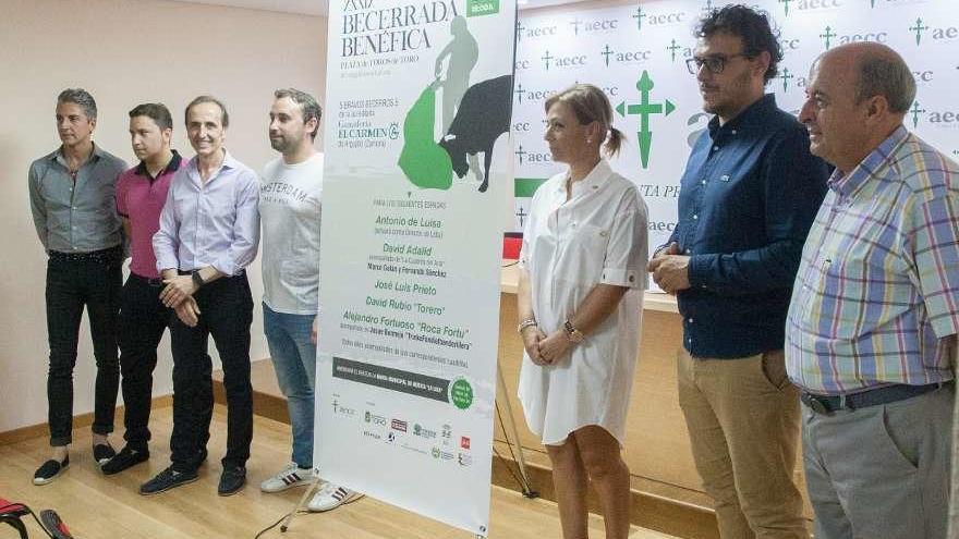 Presentación de la becerrada solidaria, con organizadores, participantes y autoridades locales.