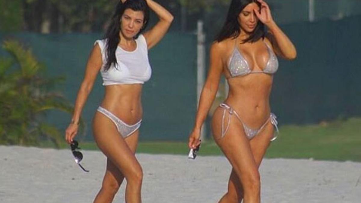 Kim y Kourtney Kardashian en bikini