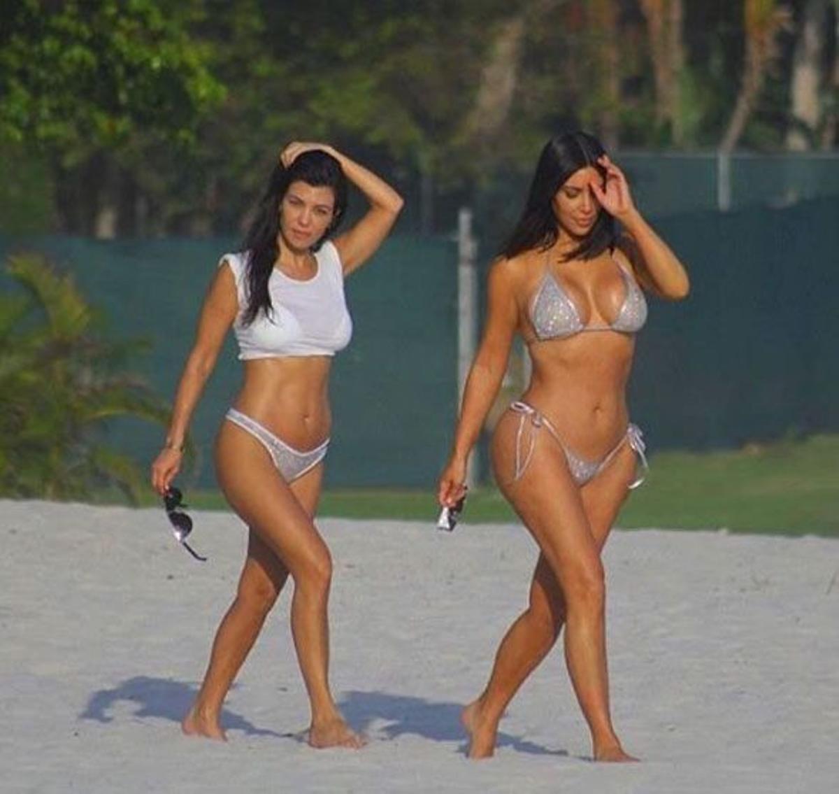 Kim y Kourtney Kardashian en bikini