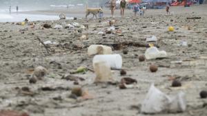 Turistas pasean por una playa cubierta de escombros y residuos plásticos en Canggu, Bali, Indonesia, en una imagen de archivo.