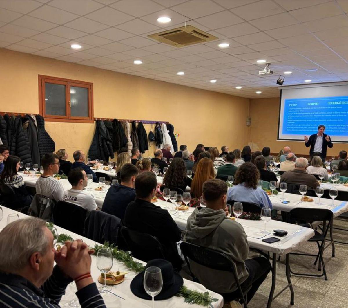 Cata de vinos con el enólogo Mikel Cuper. |