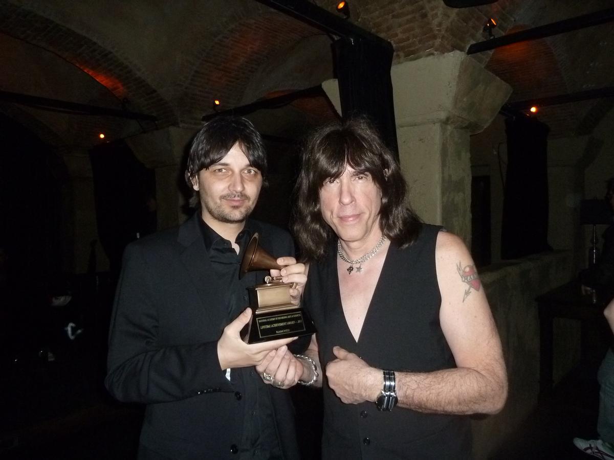 David Riu, con Marky Ramone, cuando el grupo Ramones recibió el Grammy a toda una carrera