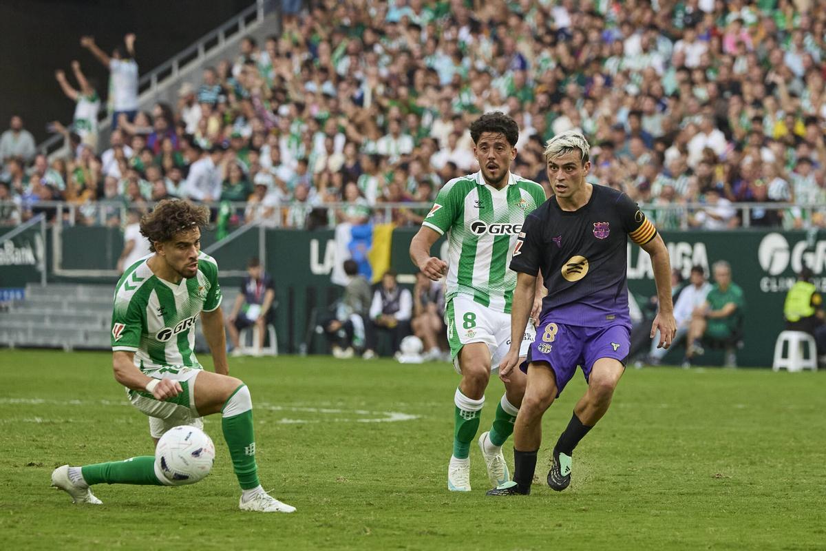 Pedri da un pase que no puede evitar Abde después de haber superado a Fornals.